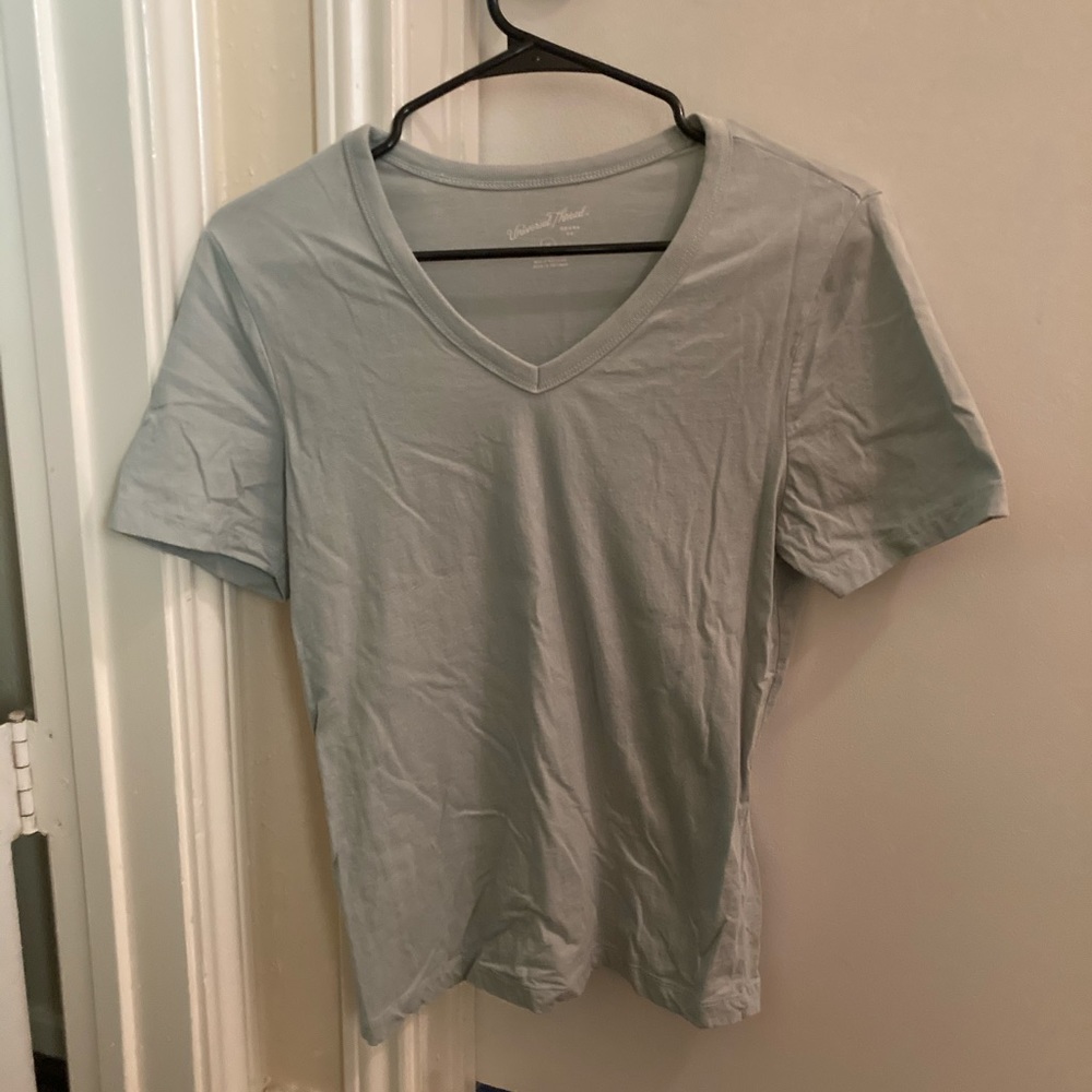 Universal Thread by Target Pistachio Green V-Neck Tee, XS